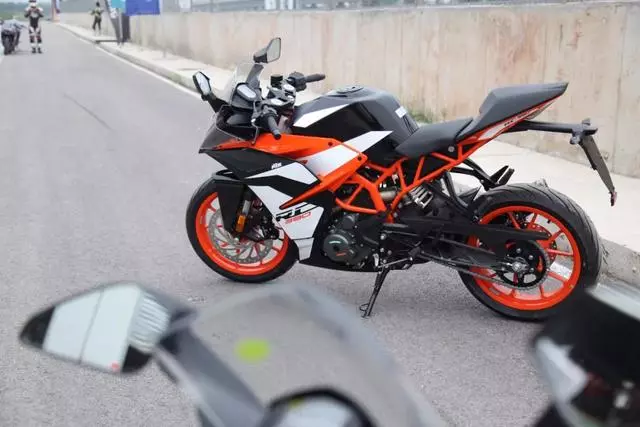 多項升級鞏固小排量仿賽霸主地位,售價50980元全新KTM RC390國內發布!