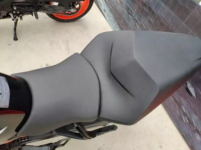 多項升級鞏固小排量仿賽霸主地位,售價50980元全新KTM RC390國內發布!