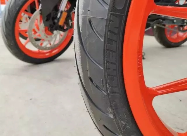 多項升級鞏固小排量仿賽霸主地位,售價50980元全新KTM RC390國內發布!