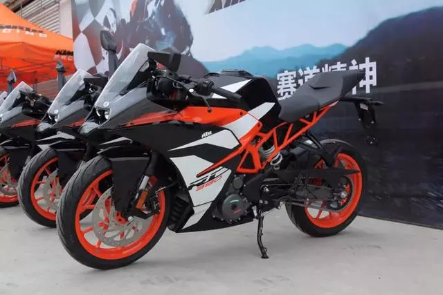 多項升級鞏固小排量仿賽霸主地位,售價50980元全新KTM RC390國內發布!