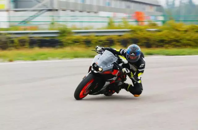 多項升級鞏固小排量仿賽霸主地位,售價50980元全新KTM RC390國內發布!