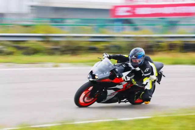 多項升級鞏固小排量仿賽霸主地位,售價50980元全新KTM RC390國內發布!