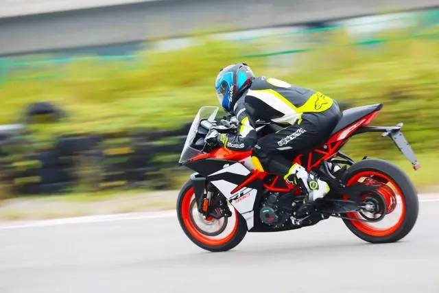 多項升級鞏固小排量仿賽霸主地位,售價50980元全新KTM RC390國內發布!