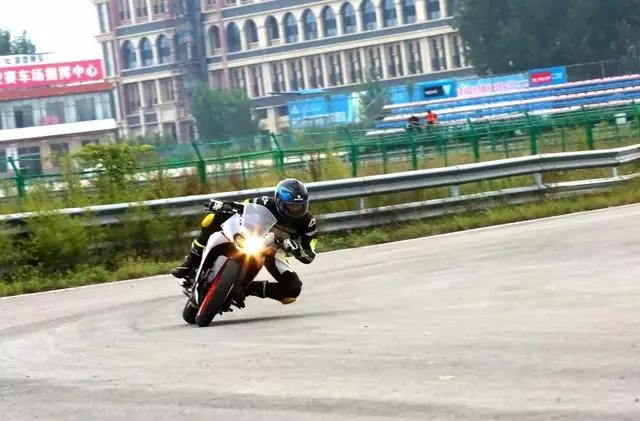 多項升級鞏固小排量仿賽霸主地位,售價50980元全新KTM RC390國內發布!