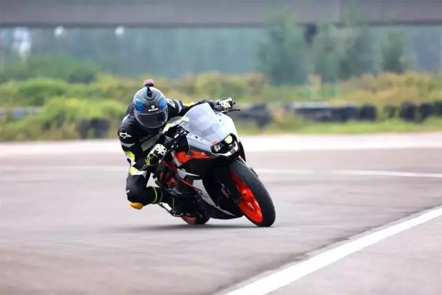 多項升級鞏固小排量仿賽霸主地位,售價50980元全新KTM RC390國內發布!