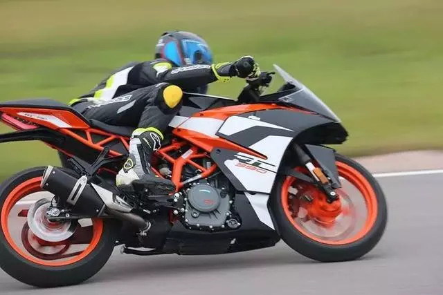 多項升級鞏固小排量仿賽霸主地位,售價50980元全新KTM RC390國內發布!
