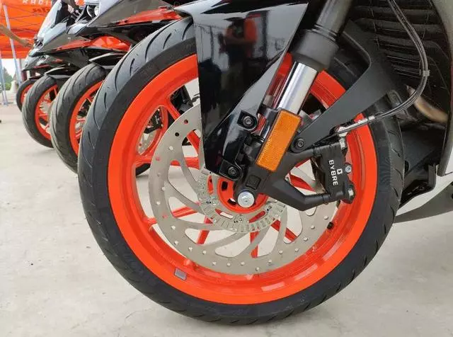 多項升級鞏固小排量仿賽霸主地位,售價50980元全新KTM RC390國內發布!
