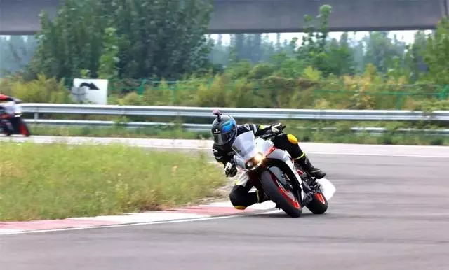 多項升級鞏固小排量仿賽霸主地位,售價50980元全新KTM RC390國內發布!