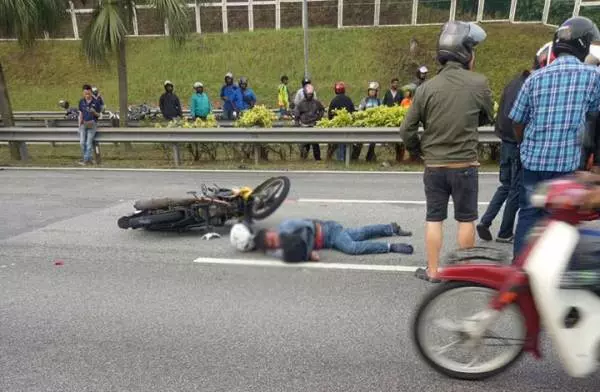 【視頻】馬勞騎駛途中摔摩哆 後面的客貨車來不及剎車撞上 ……