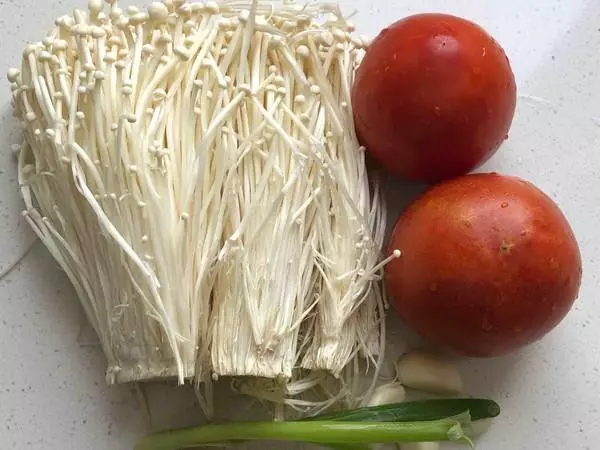 2個西紅柿,1把金針菇,簡單一做,美味下飯,好吃到想哭