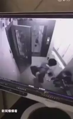 大人出門沒留意 小孩遭大門泰山壓頂