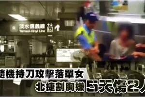 大人出門沒留意 小孩遭大門泰山壓頂