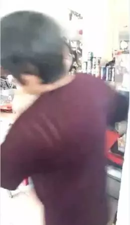 掃把 鋼杯 打老店員 胖店員打人視頻瘋傳