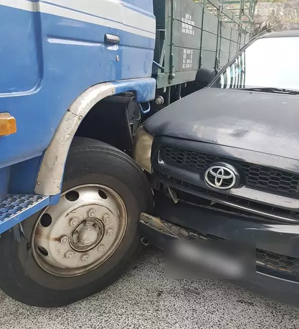 前方羅厘自行後退 民行黨要跳車保命