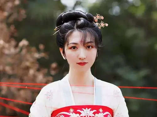 拉票飯局 舔胸親吻摟抱 「券商女神」偕上司遭停職