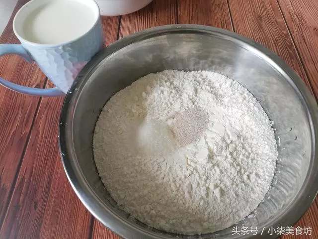 2碗麵粉,一杯牛奶,不用一滴水,教你在家做奶香紫薯小饅頭