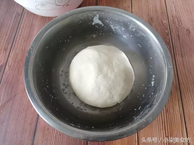 2碗麵粉,一杯牛奶,不用一滴水,教你在家做奶香紫薯小饅頭