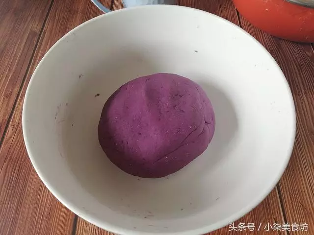 2碗麵粉,一杯牛奶,不用一滴水,教你在家做奶香紫薯小饅頭