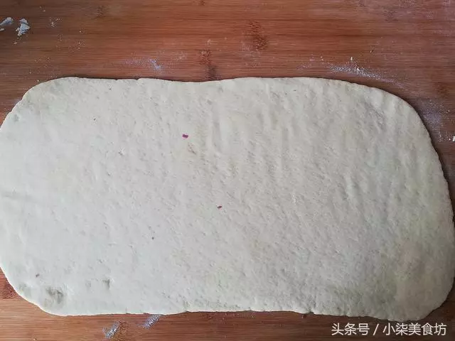 2碗麵粉,一杯牛奶,不用一滴水,教你在家做奶香紫薯小饅頭