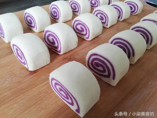 2碗麵粉,一杯牛奶,不用一滴水,教你在家做奶香紫薯小饅頭