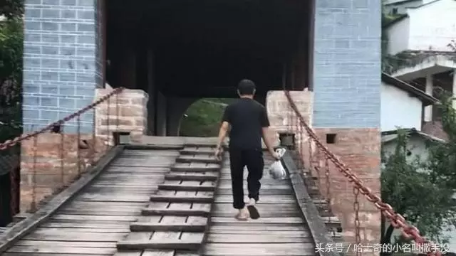 有人用塑料袋裡拎個貓往大橋走,跟過去一看,果然是丟貓的