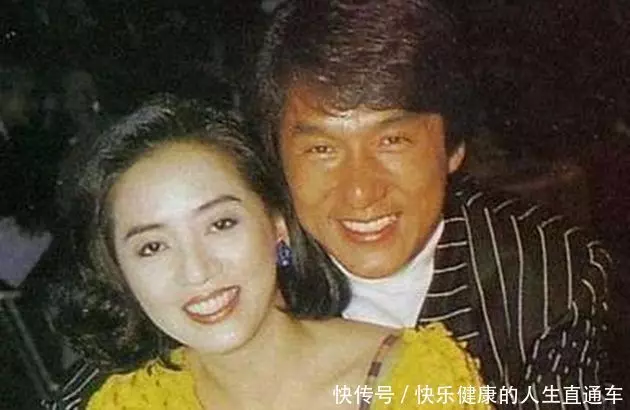 成龍在梅艷芳葬禮上,被向華強逼下跪傳聞到底真假?成龍親自告訴你!