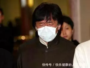 成龍在梅艷芳葬禮上,被向華強逼下跪傳聞到底真假?成龍親自告訴你!