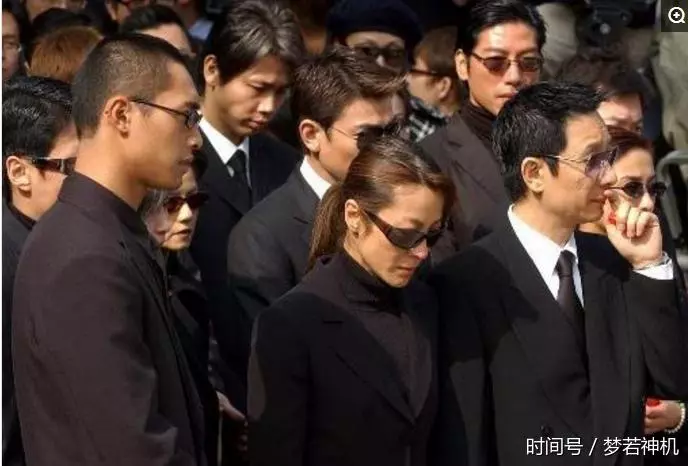 成龍在梅艷芳葬禮上,被向華強逼下跪傳聞到底真假?成龍親自告訴你!