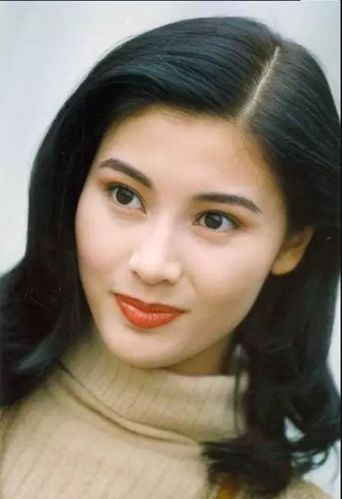 18歲搭戲張國榮一響而紅,嫁給豪富恩愛至今,兒子長相一言難盡!