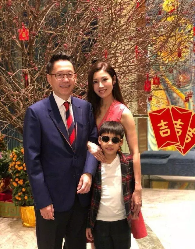 18歲搭戲張國榮一響而紅,嫁給豪富恩愛至今,兒子長相一言難盡!