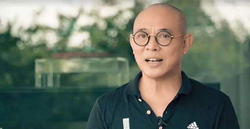 李連傑老了,洪金寶老了,成龍老了,只有他娶了富家女活成35歲!