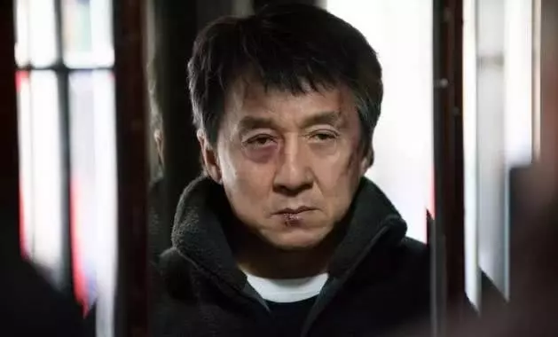 李連傑老了,洪金寶老了,成龍老了,只有他娶了富家女活成35歲!