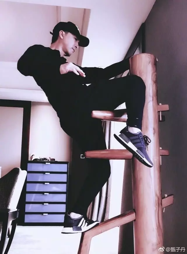 李連傑老了,洪金寶老了,成龍老了,只有他娶了富家女活成35歲!