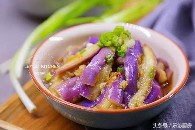 茄子這樣做,沒放油,吃著清爽美味,還有蒸茄子不變色的妙招