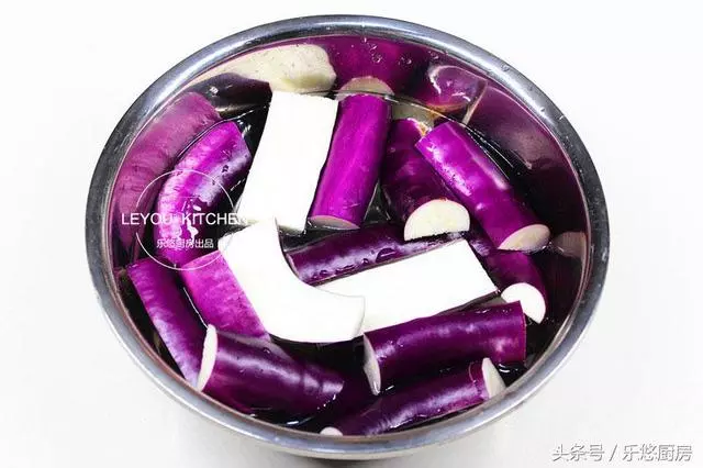 茄子這樣做,沒放油,吃著清爽美味,還有蒸茄子不變色的妙招