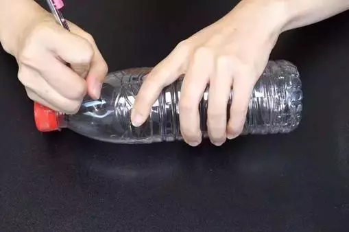 礦泉水瓶不要扔了!剪幾下套在衣架上 解決了家家戶戶的大難題 -