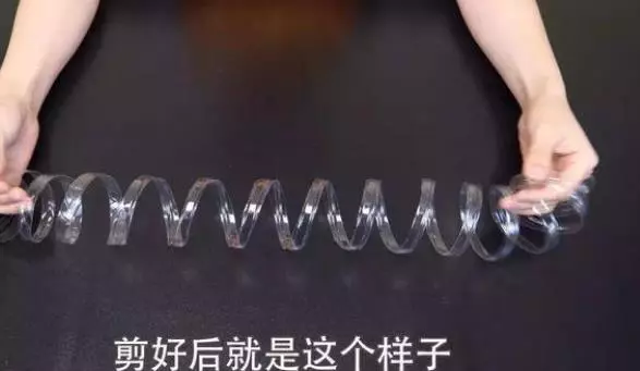 礦泉水瓶不要扔了!剪幾下套在衣架上 解決了家家戶戶的大難題 -