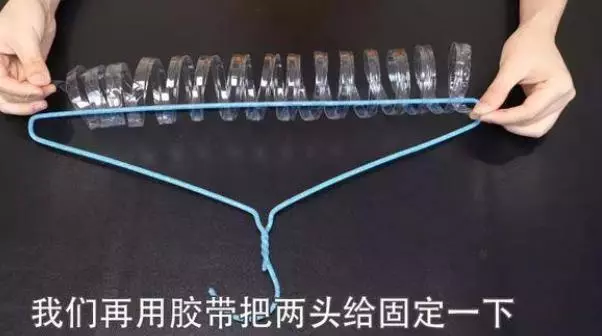 礦泉水瓶不要扔了!剪幾下套在衣架上 解決了家家戶戶的大難題 -