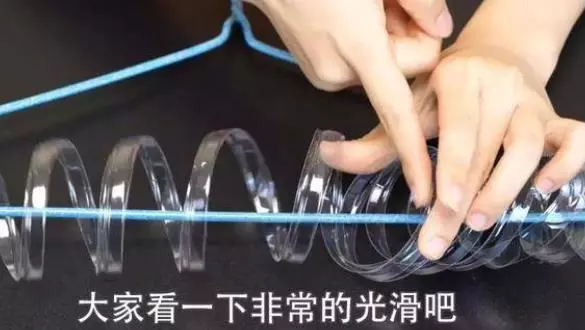 礦泉水瓶不要扔了!剪幾下套在衣架上 解決了家家戶戶的大難題 -
