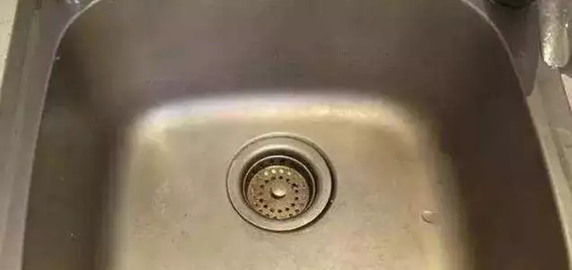 礦泉水瓶不要扔了!剪幾下套在衣架上 解決了家家戶戶的大難題 -