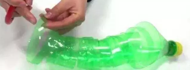 礦泉水瓶不要扔了!剪幾下套在衣架上 解決了家家戶戶的大難題 -