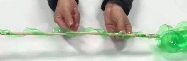 礦泉水瓶不要扔了!剪幾下套在衣架上 解決了家家戶戶的大難題 -