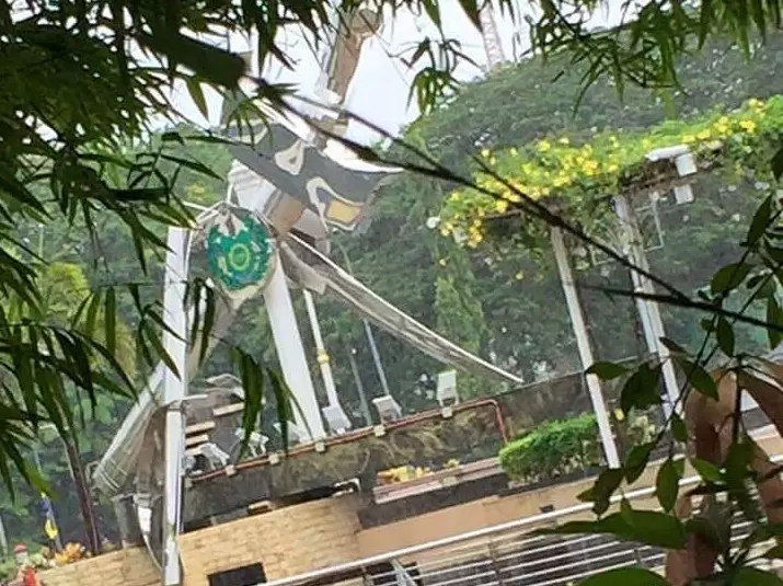 一踏出家門就中!大馬風暴線(Garis Badai)將持續到9月尾,連駕車都危險!網友:風吹到玻璃門直接爆掉!