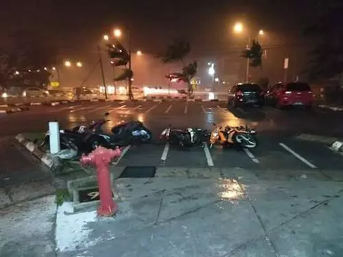 一踏出家門就中!大馬風暴線(Garis Badai)將持續到9月尾,連駕車都危險!網友:風吹到玻璃門直接爆掉!