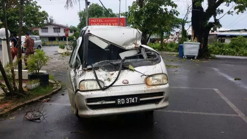 一踏出家門就中!大馬風暴線(Garis Badai)將持續到9月尾,連駕車都危險!網友:風吹到玻璃門直接爆掉!