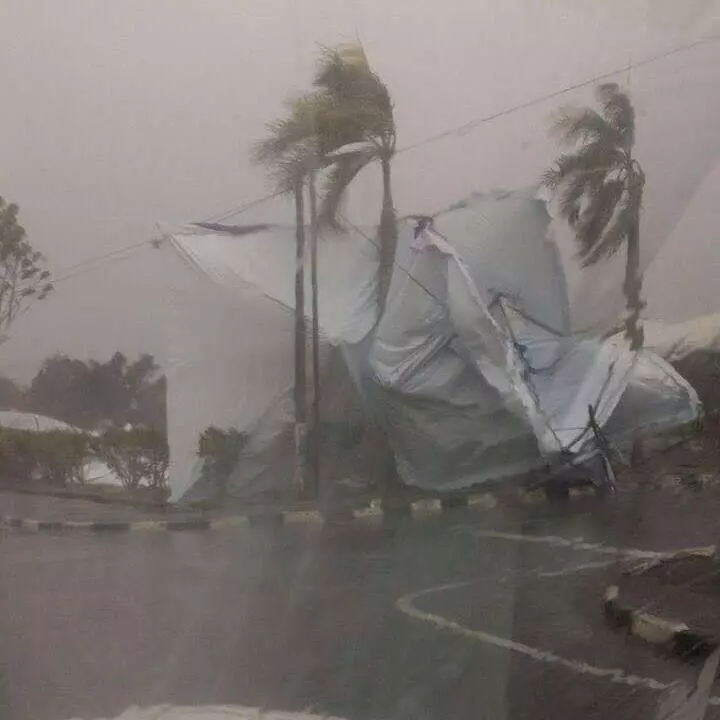 一踏出家門就中!大馬風暴線(Garis Badai)將持續到9月尾,連駕車都危險!網友:風吹到玻璃門直接爆掉!