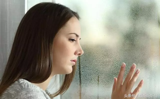 女子結婚前,留給父母15萬,離婚後回娘家,推開門後傻了眼