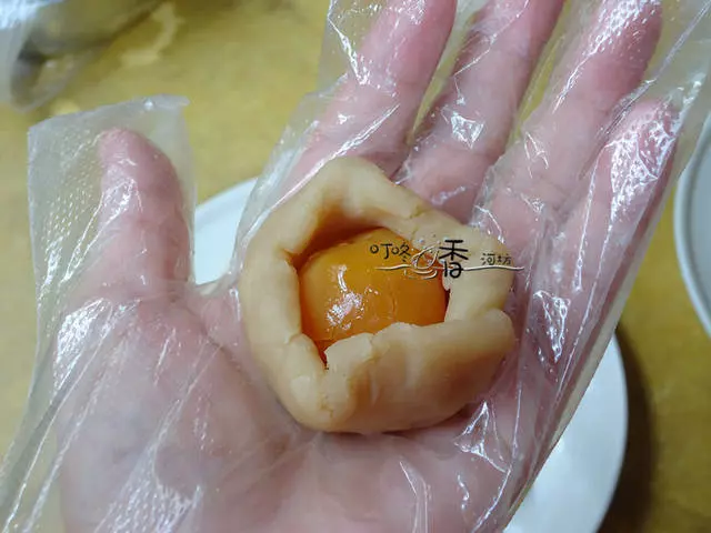 中秋節月餅這樣做,口口酥軟、蛋黃油潤起沙,比披薩美味