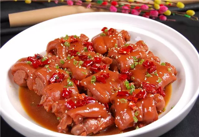 這道紅燒豬蹄真好吃,做法卻很簡單,味道濃厚,軟嫩可口,回家可以試試哦!