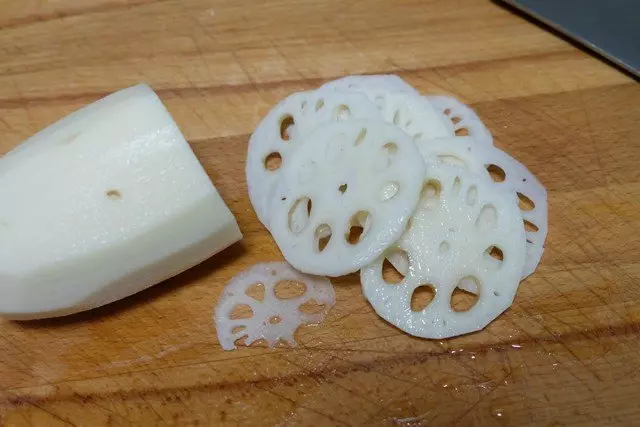 肉餡拌上蓮藕做成餡,簡單一蒸健康又美味,中秋家宴必備家常菜!